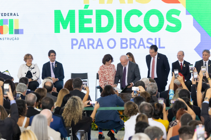 Lula participa do relançamento do programa Mais Médicos