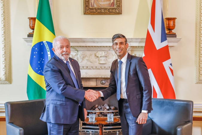 Lula cumprimenta Rishi Sunak durante encontro em Downing Street