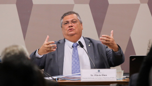 Flávio Dino em comissão no Senado