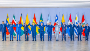 Presidentes de países sul-americanos, cada um com sua bandeira atrás, posam para foto conjunta