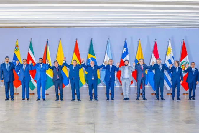 Presidentes de países sul-americanos, cada um com sua bandeira atrás, posam para foto conjunta