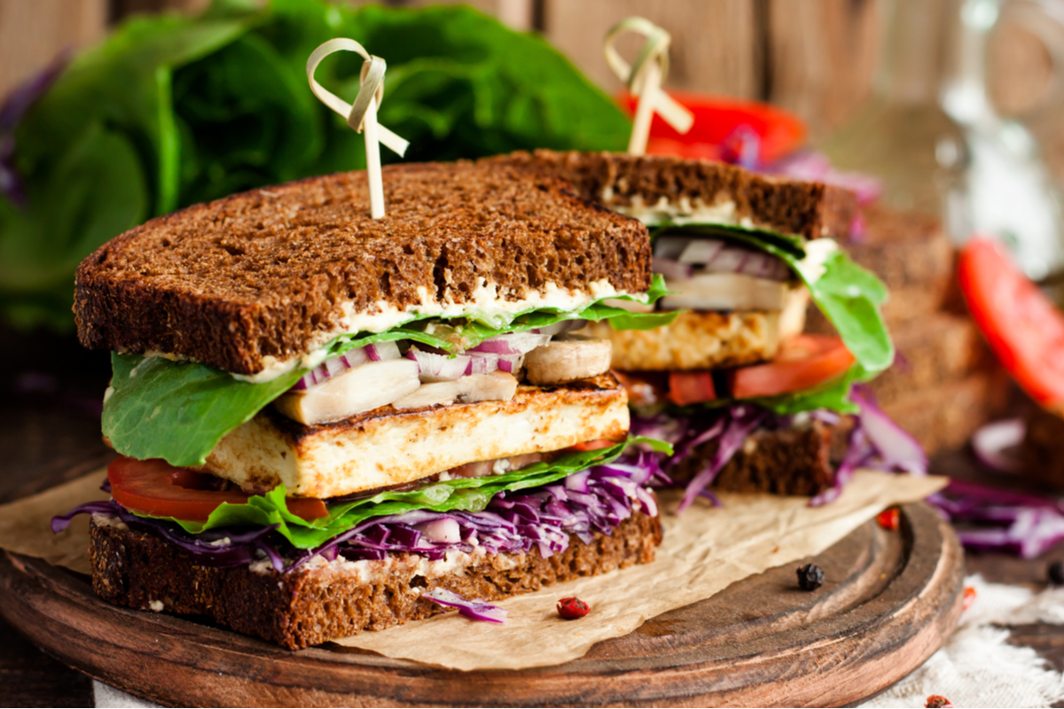 Sanduíches veganos podem ter diversas texturas e sabores 