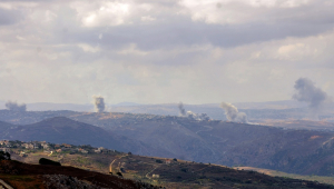 Fumaça sobe do local dos ataques aéreos israelenses próximos a vilarejos libaneses