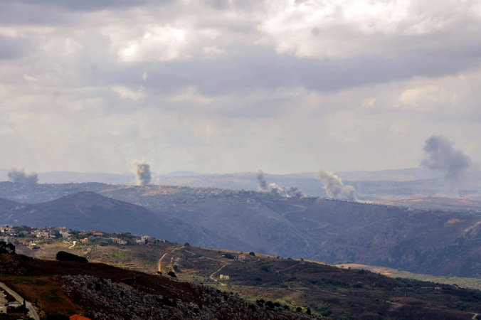 Fumaça sobe do local dos ataques aéreos israelenses próximos a vilarejos libaneses