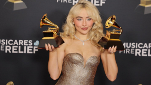 A vencedora dos prêmios de Melhor Álbum Pop e Melhor Canção Pop, Sabrina Carpenter, posa com seus troféus no tapete vermelho