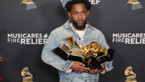 Kendrick Lamar, vencedor do prêmio de Álbum do Ano, posa com seus troféus no tapete vermelho da 67ª cerimônia anual do Grammy