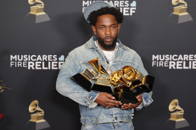 Kendrick Lamar, vencedor do prêmio de Álbum do Ano, posa com seus troféus no tapete vermelho da 67ª cerimônia anual do Grammy