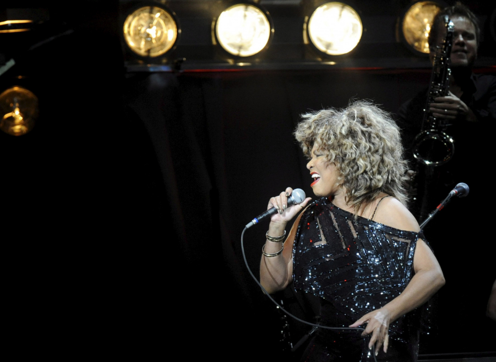 A cantora norte-americana Tina Turner se apresenta no palco do O2 World em Berlim durante seu show, no final de 26 de janeiro de 2009 