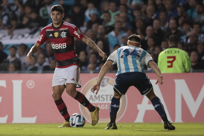 Em jogo nervoso na Libertadores, Flamengo e Racing empatam em 1 a 1