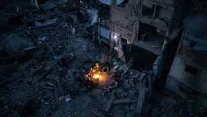 A família Maarouf prepara o iftar, a refeição noturna que quebra o jejum do Ramadã, sobre as ruínas do campo de refugiados de Jabaliya