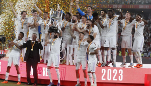 O capitão do Real Madrid, Karim Benzema (c-abaixo), levanta a Taça