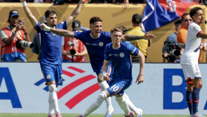 Cole Palmer (dir.), do Chelsea, comemora o segundo gol da equipe com Enzo Fernández (centro) e Pedro Neto (esq.) durante a final da Copa do Mundo de Clubes da Fifa