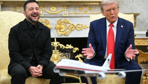 O presidente da Ucrânia, Volodymyr Zelensky, e o presidente dos Estados Unidos, Donald Trump, participam de uma reunião no Salão Oval da Casa Branca