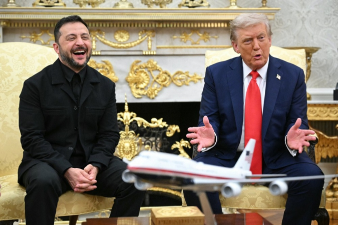 O presidente da Ucrânia, Volodymyr Zelensky, e o presidente dos Estados Unidos, Donald Trump, participam de uma reunião no Salão Oval da Casa Branca