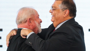 O presidente Luiz Inácio Lula da Silva (PT) e o ministro Flávio Dino (Justiça) durante cerimônia de lançamento do novo Programa Nacional de Segurança Pública