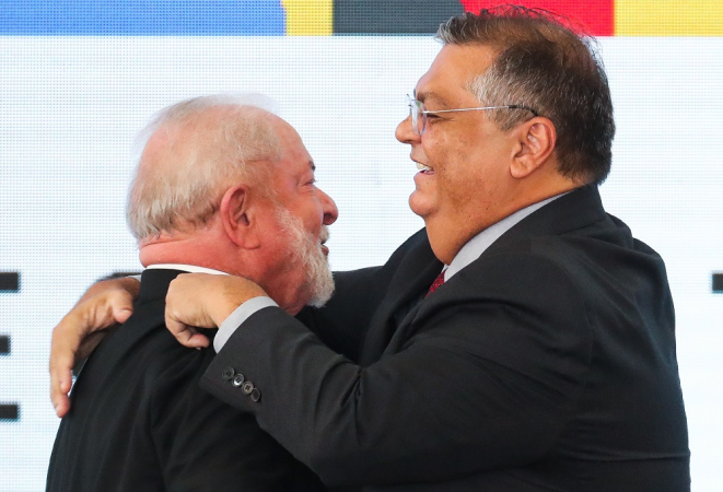 O presidente Luiz Inácio Lula da Silva (PT) e o ministro Flávio Dino (Justiça) durante cerimônia de lançamento do novo Programa Nacional de Segurança Pública