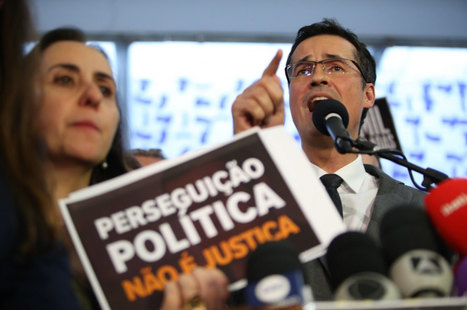 O deputado federal cassado Deltan Dallagnol (Podemos-PR) durante entrevista coletiva ao lado de parlamentares que o apoiam