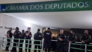 Polícia Legislativa na entrada do plenário Ulysses Guimarães