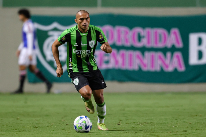 Nino Paraíba durante partida do América-MG