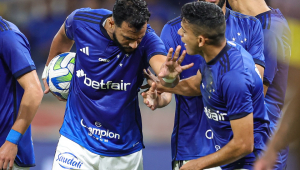 Bruno Rodrigues e Henrique Dourado discutiram para saber quem cobraria o pênalti a favor do Cruzeiro