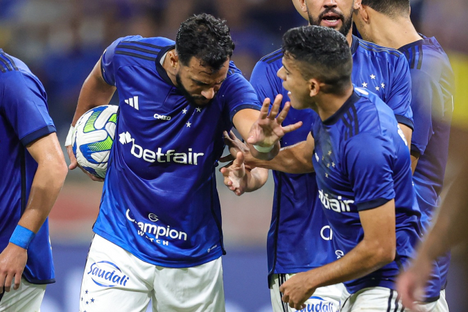 Bruno Rodrigues e Henrique Dourado discutiram para saber quem cobraria o pênalti a favor do Cruzeiro