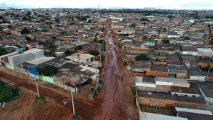 Ruas esburacadas e lixo acumulado em rua