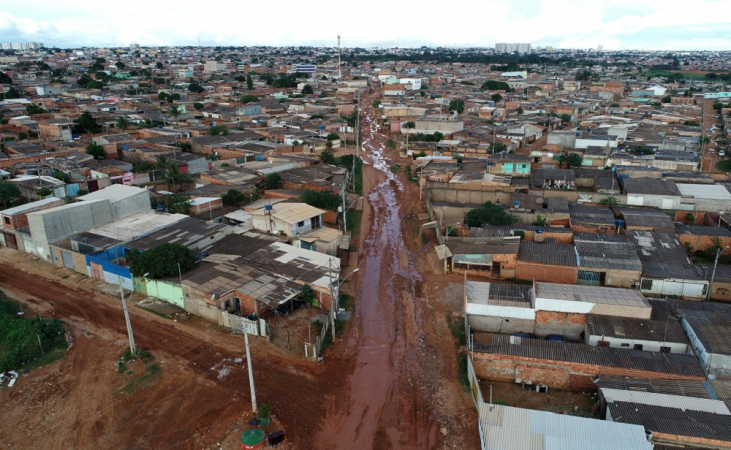 Ruas esburacadas e lixo acumulado em rua