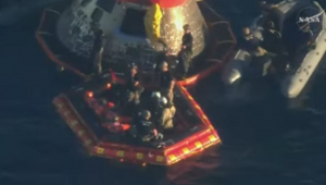 Veja o momento em que astronautas da Artemis II são retirados da cápsula