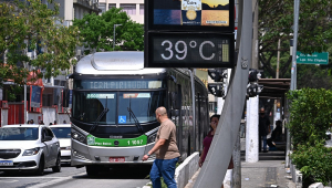 Termômetro de rua registra temperaturas elevadas na região central de São Paulo