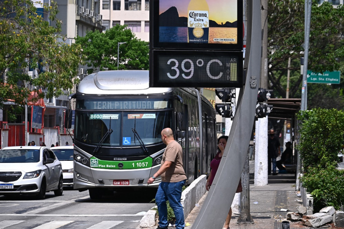 Termômetro de rua registra temperaturas elevadas na região central de São Paulo