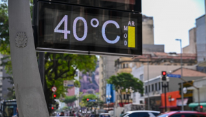 Termômetro de rua registra temperaturas elevadas na região central de São Paulo