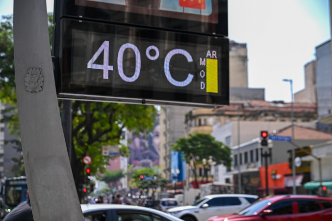 Termômetro de rua registra temperaturas elevadas na região central de São Paulo