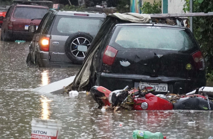 Enxurrada arrasta veículos no bairro da Pompeia