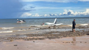 Avião faz pouso forçado em praia de São Luís