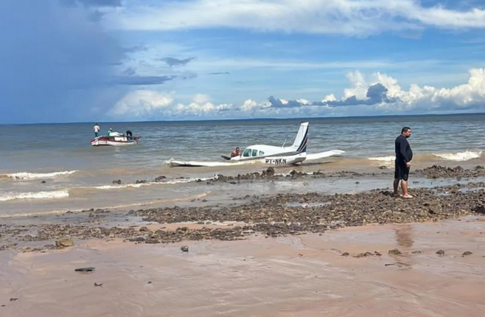 Avião faz pouso forçado em praia de São Luís