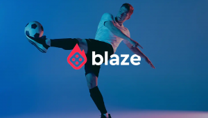 Homem com roupas de jogador chuta bola; marca d´'agua da empresa Blaze está no meio da imagem
