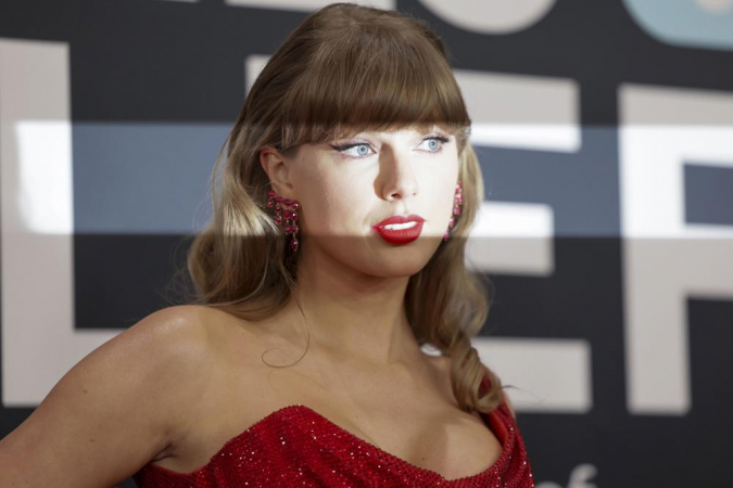 A cantora e compositora norte-americana Taylor Swift no tapete vermelho da 67ª cerimônia anual do Grammy