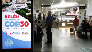 Propaganda da COP 30 no saguão de embarque do Aeroporto Internacional de Belém