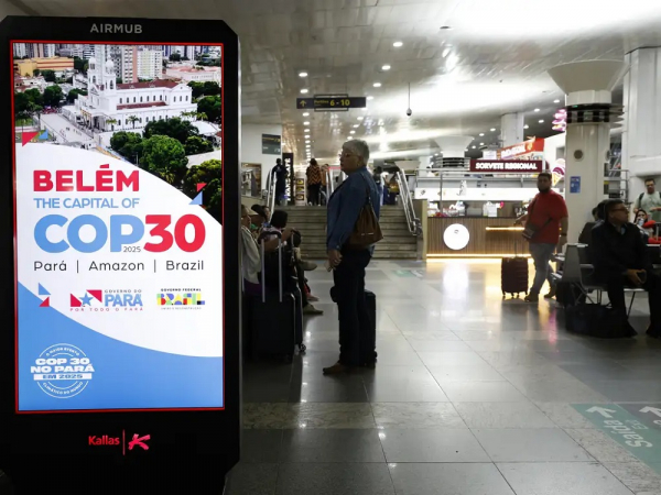 Propaganda da COP 30 no saguão de embarque do Aeroporto Internacional de Belém