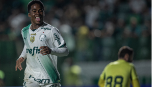 Endrick comemora um dos gols na goleada do Palmeiras