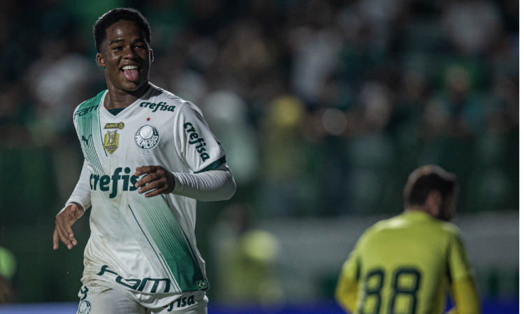 Endrick comemora um dos gols na goleada do Palmeiras