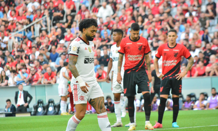 Gabigol fez o gol do Flamengo na partida deste domingo contra o Athletico-PR