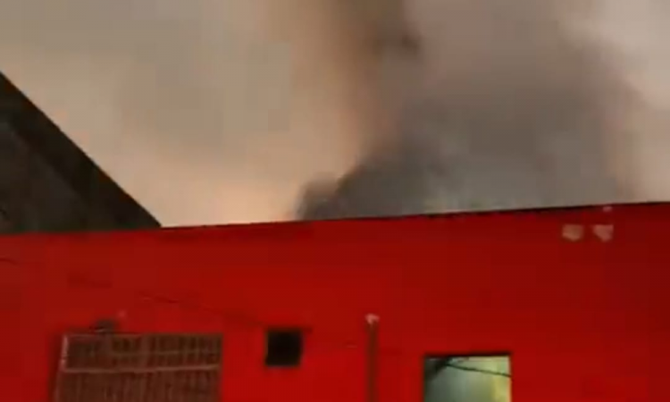 Incêndio atinge prédio comercial no Brás, região central de São Paulo