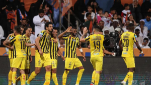 Romarinho abraça companheiro de equipe após marcar um dos gols na vitória por 3 a 0 pelo Campeonato Saudita