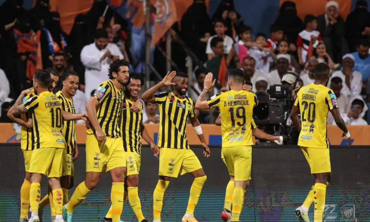 Romarinho abraça companheiro de equipe após marcar um dos gols na vitória por 3 a 0 pelo Campeonato Saudita