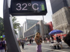 Term&ocirc;metro marca 32&ordm; C na Avenida Paulista, em S&atilde;o Paulo, neste domingo (22)