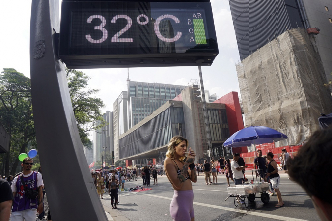 Termômetro marca 32º C na Avenida Paulista, em São Paulo, neste domingo (22)