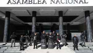 Policiais do Equador vigiam a entrada da Assembleia Nacional
