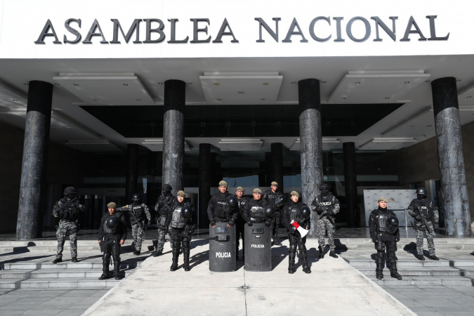 Policiais do Equador vigiam a entrada da Assembleia Nacional