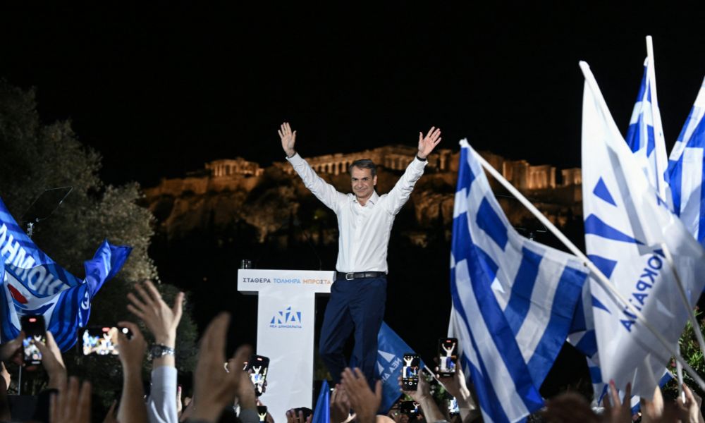The right easily wins the elections in Greece and secures a new term for the conservative prime minister